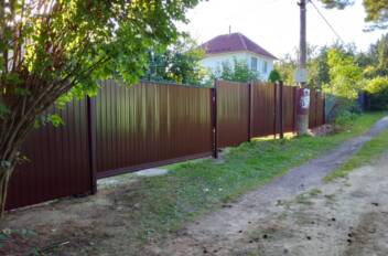 Забор комбинированный из профнастила и 3д сетки